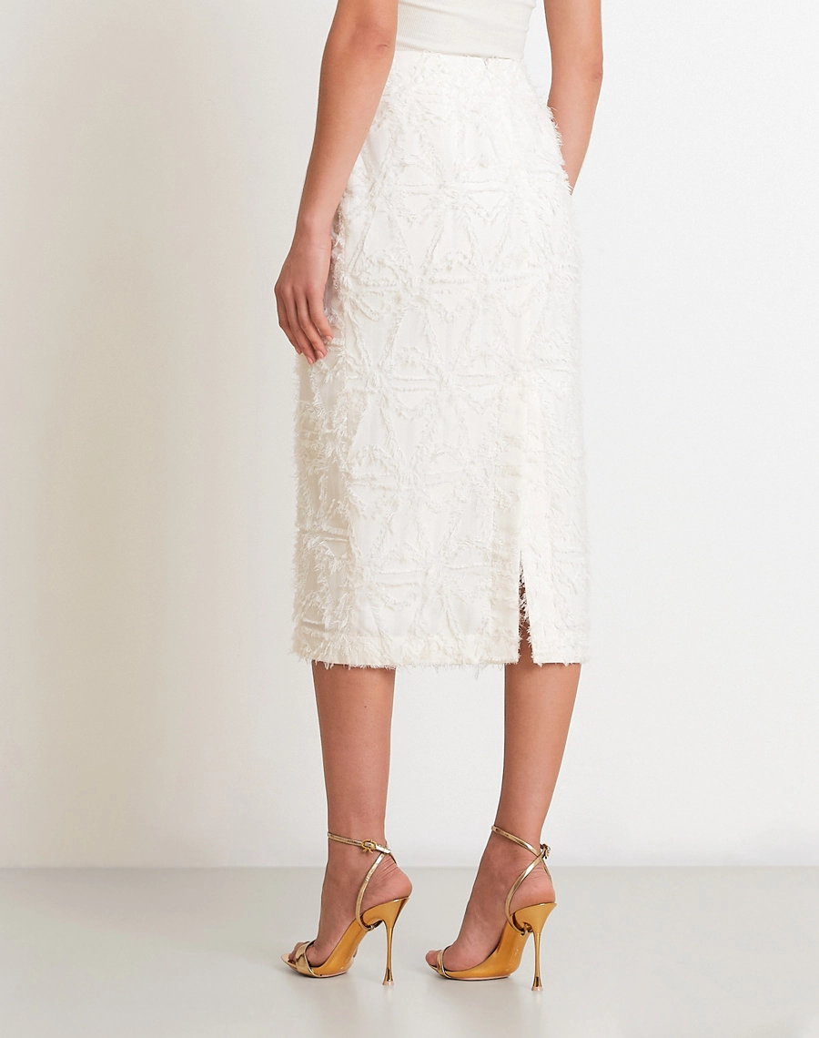 A Saia Midi Clarisse confeccionada em Jacquard,  tecido de aspecto texturizado que valoriza o visual, trazendo elegância atemporal e versatilidade para diferentes ocasiões.