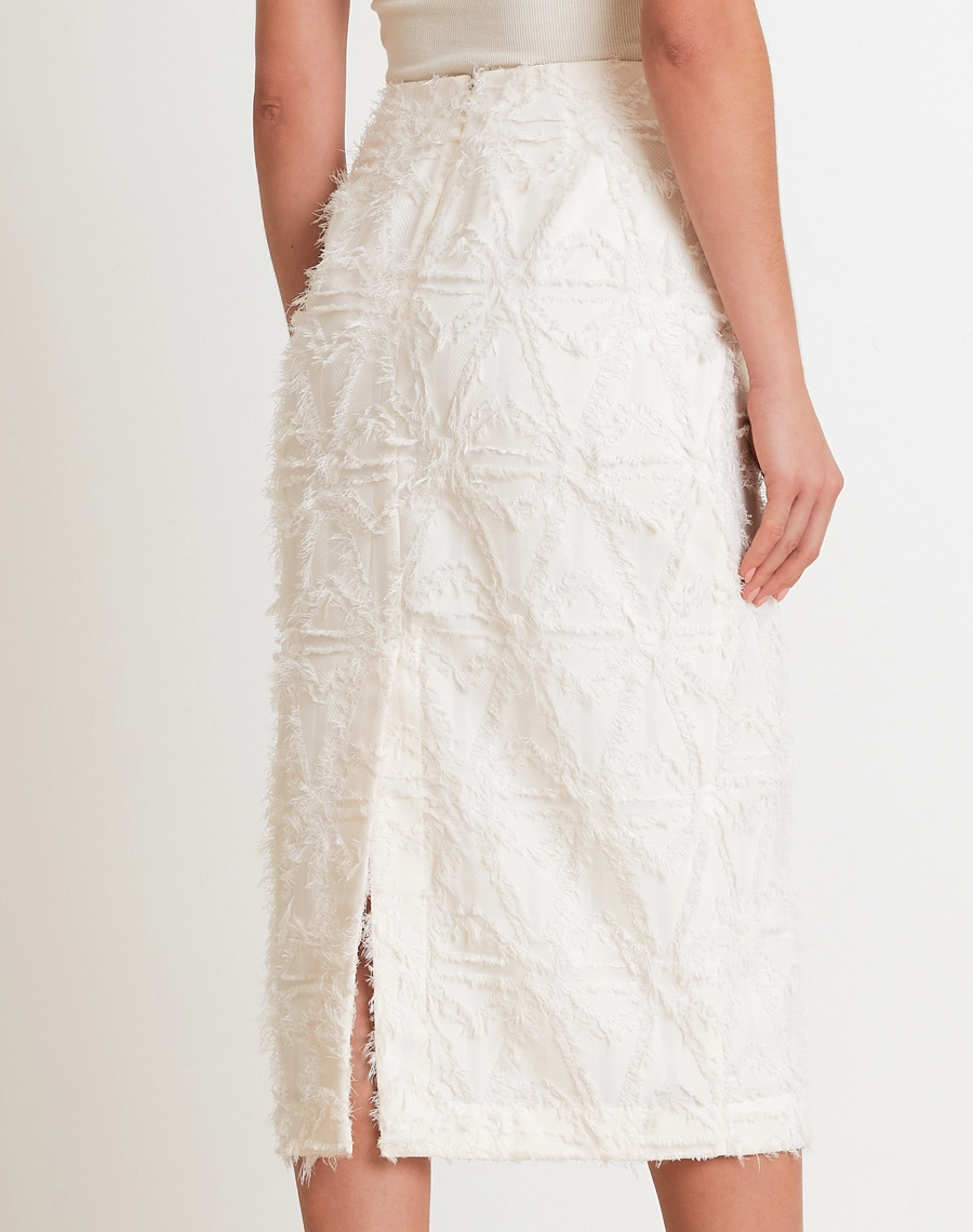 A Saia Midi Clarisse confeccionada em Jacquard,  tecido de aspecto texturizado que valoriza o visual, trazendo elegância atemporal e versatilidade para diferentes ocasiões.