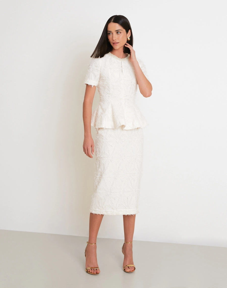A Blusa Clarisse confeccionada em Tecido Jacquard Diagonal com textura rica e sofisticada, destacando desenhos em relevo que trazem profundidade e um visual refinado à peça.