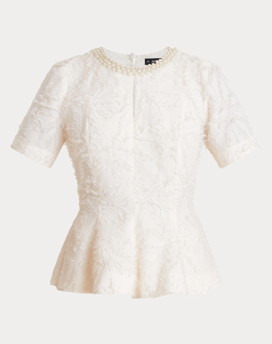 A Blusa Clarisse confeccionada em Tecido Jacquard Diagonal com textura rica e sofisticada, destacando desenhos em relevo que trazem profundidade e um visual refinado à peça.
