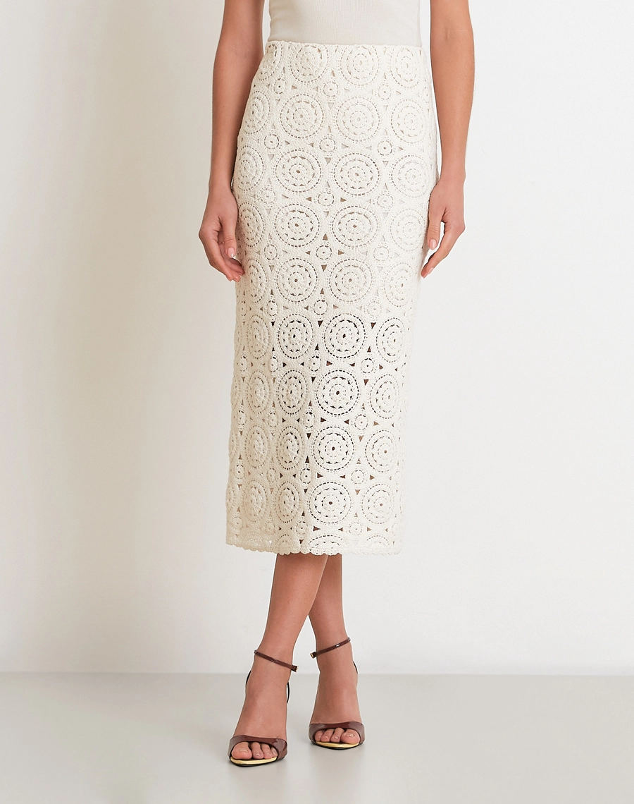 A Saia Midi Amanda é confeccionada em renda delicada e sofisticada, com desenhos vazados e textura rica que valorizam a peça com um visual elegante e atemporal.<br/>