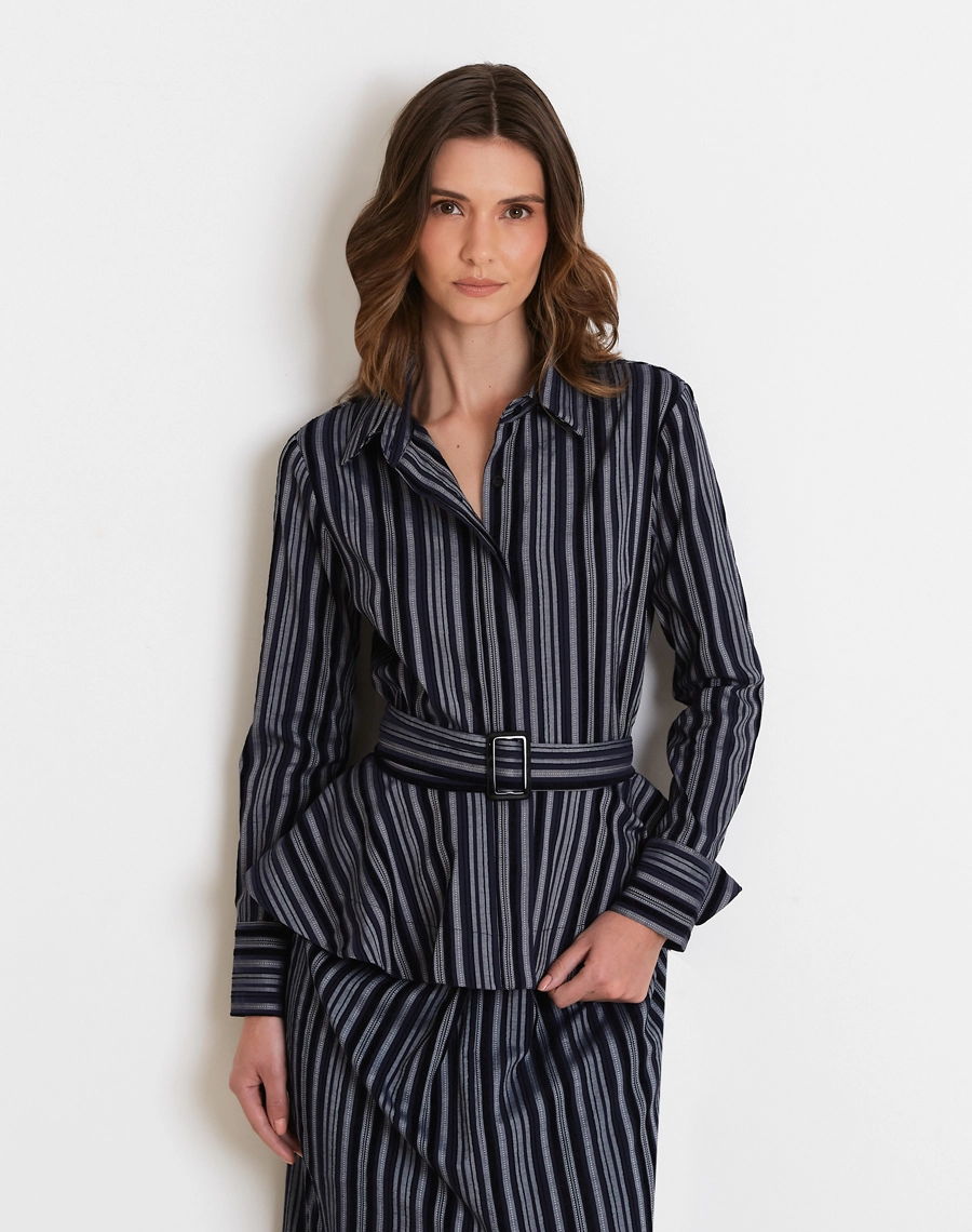 A Camisa Sophie é confeccionada em Cambraia bordada, tecido leve e sofisticado que combina a maciez e o caimento fluido com delicados detalhes bordados, proporcionando textura, elegância e conforto ao vestir.