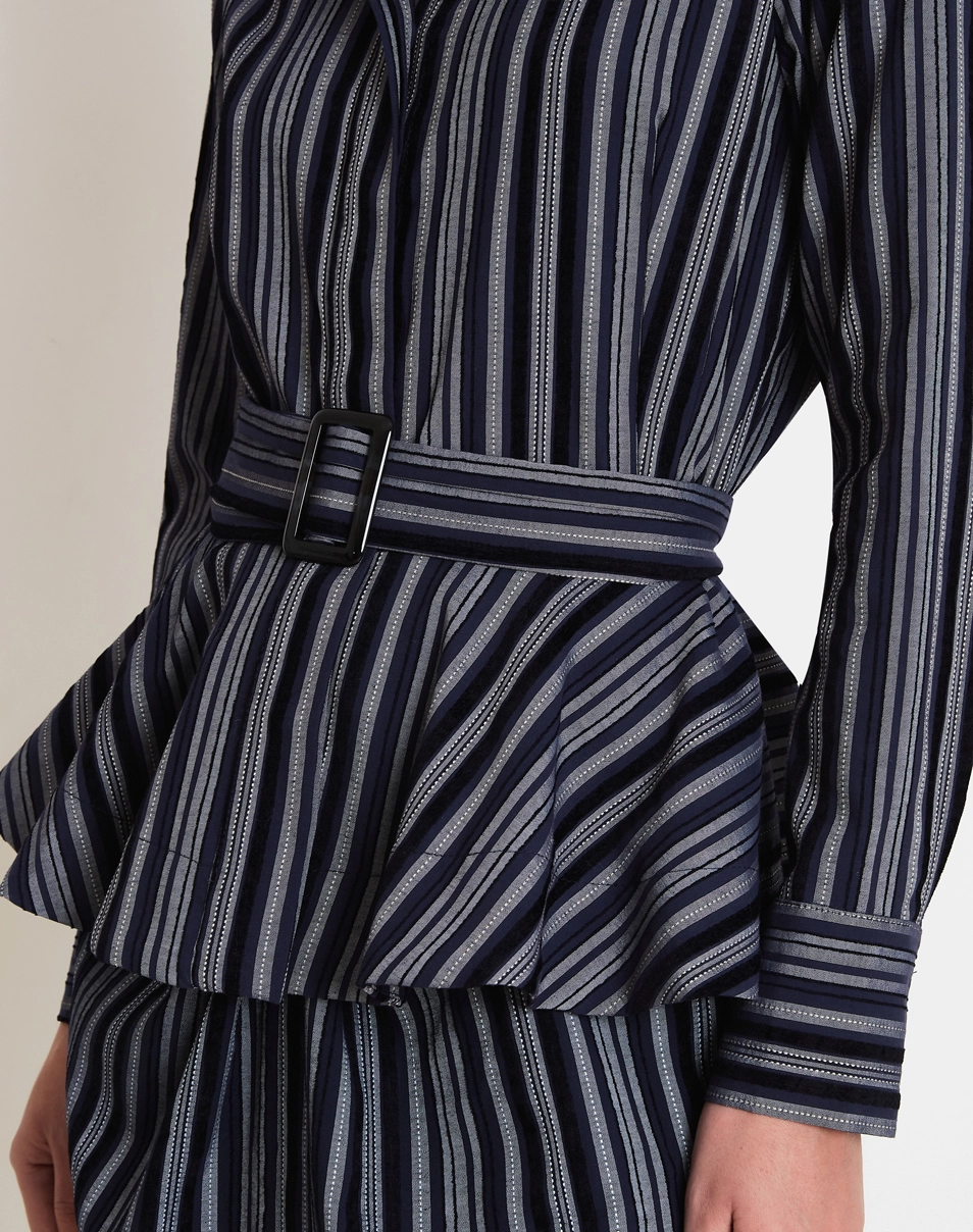 A Camisa Sophie é confeccionada em Cambraia bordada, tecido leve e sofisticado que combina a maciez e o caimento fluido com delicados detalhes bordados, proporcionando textura, elegância e conforto ao vestir.