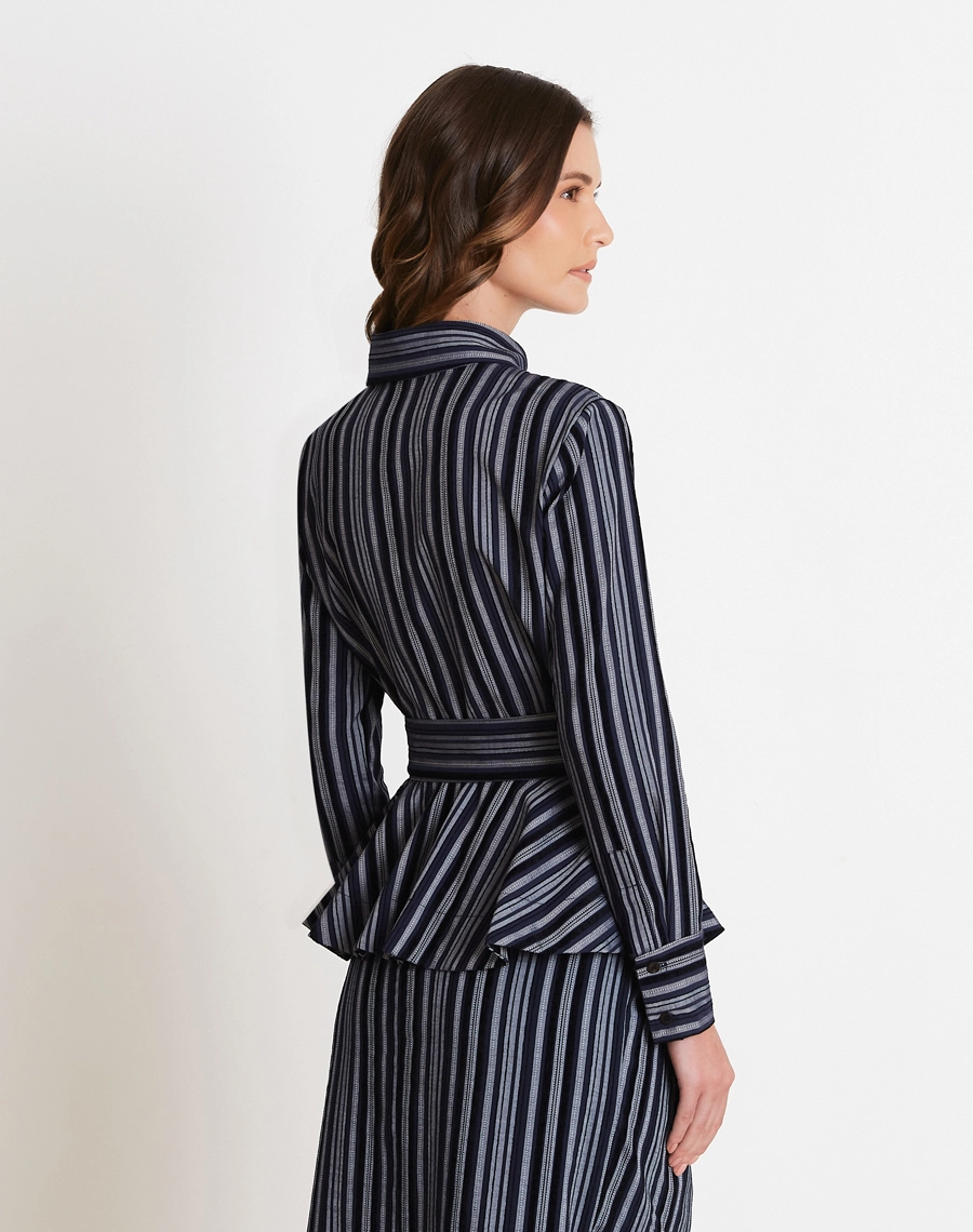 A Camisa Sophie é confeccionada em Cambraia bordada, tecido leve e sofisticado que combina a maciez e o caimento fluido com delicados detalhes bordados, proporcionando textura, elegância e conforto ao vestir.