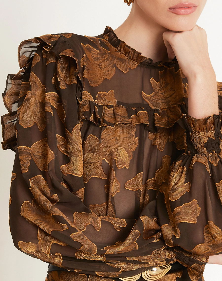 A Blusa Priscila é confeccionada em Cetim bordado,  tecido com caimento fluido, brilho sutil e toque macio, garantindo conforto e um ar refinado à produção.<br/>

