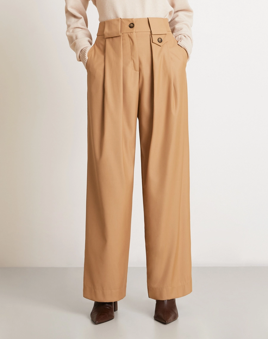 A Calça Daiane é confeccionada em alfaiataria de alta qualidade, com toque suave, estrutura leve e excelente caimento, proporcionando elegância sem abrir mão do conforto.