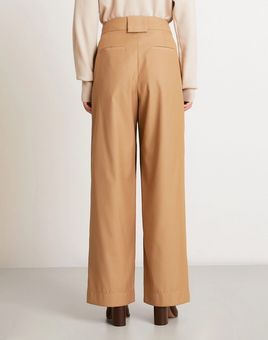 A Calça Daiane é confeccionada em alfaiataria de alta qualidade, com toque suave, estrutura leve e excelente caimento, proporcionando elegância sem abrir mão do conforto.