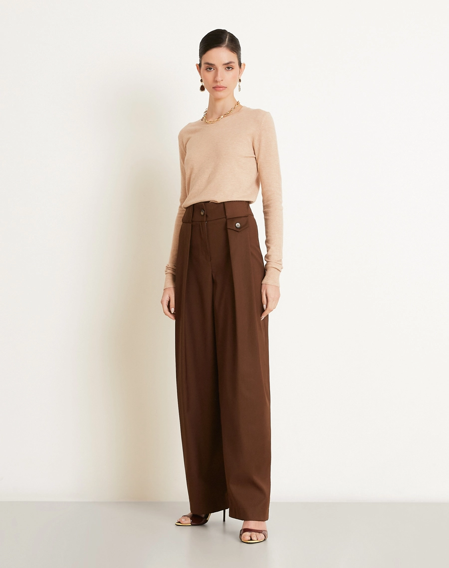 A Calça Daiane é confeccionada em alfaiataria de alta qualidade, com toque suave, estrutura leve e excelente caimento, proporcionando elegância sem abrir mão do conforto.