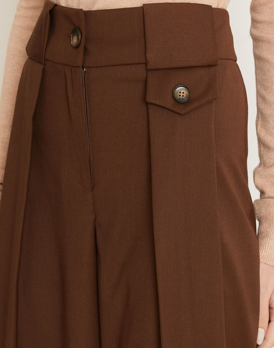 A Calça Daiane é confeccionada em alfaiataria de alta qualidade, com toque suave, estrutura leve e excelente caimento, proporcionando elegância sem abrir mão do conforto.