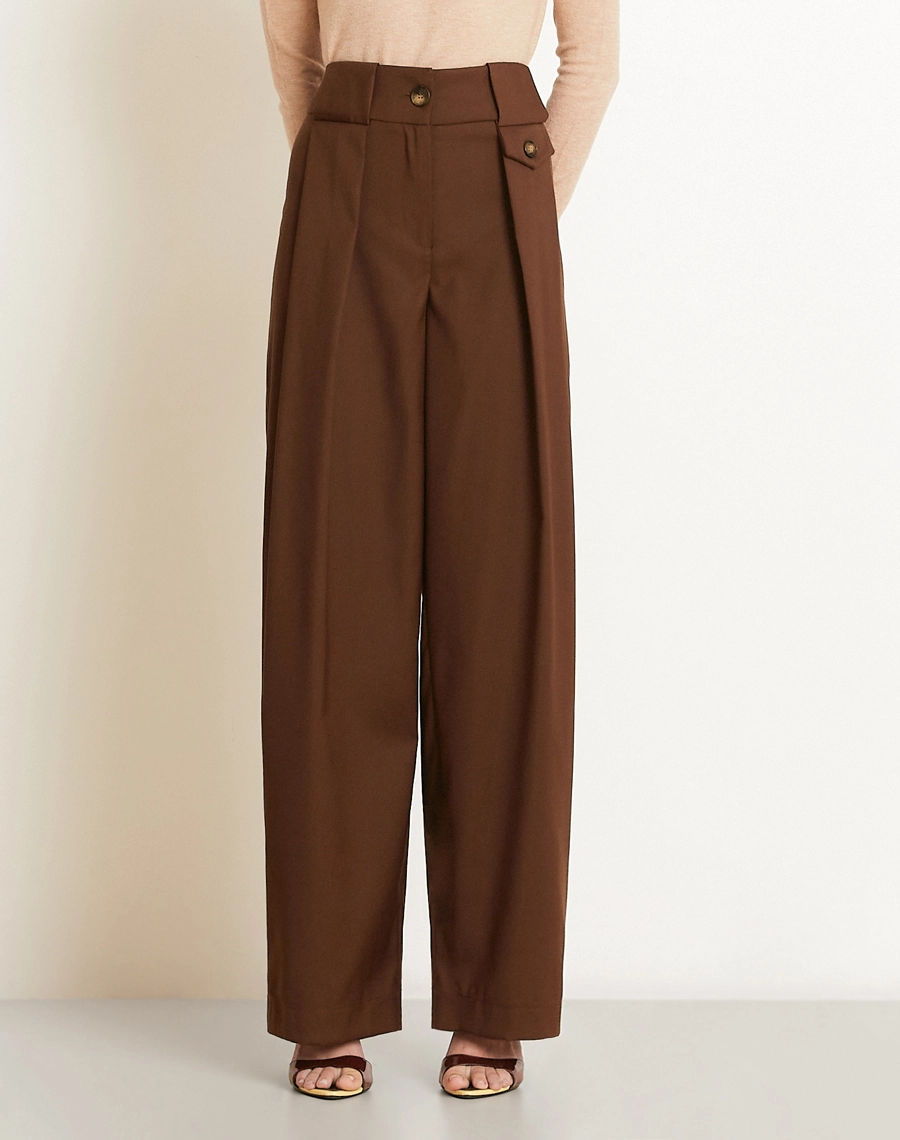 A Calça Daiane é confeccionada em alfaiataria de alta qualidade, com toque suave, estrutura leve e excelente caimento, proporcionando elegância sem abrir mão do conforto.
