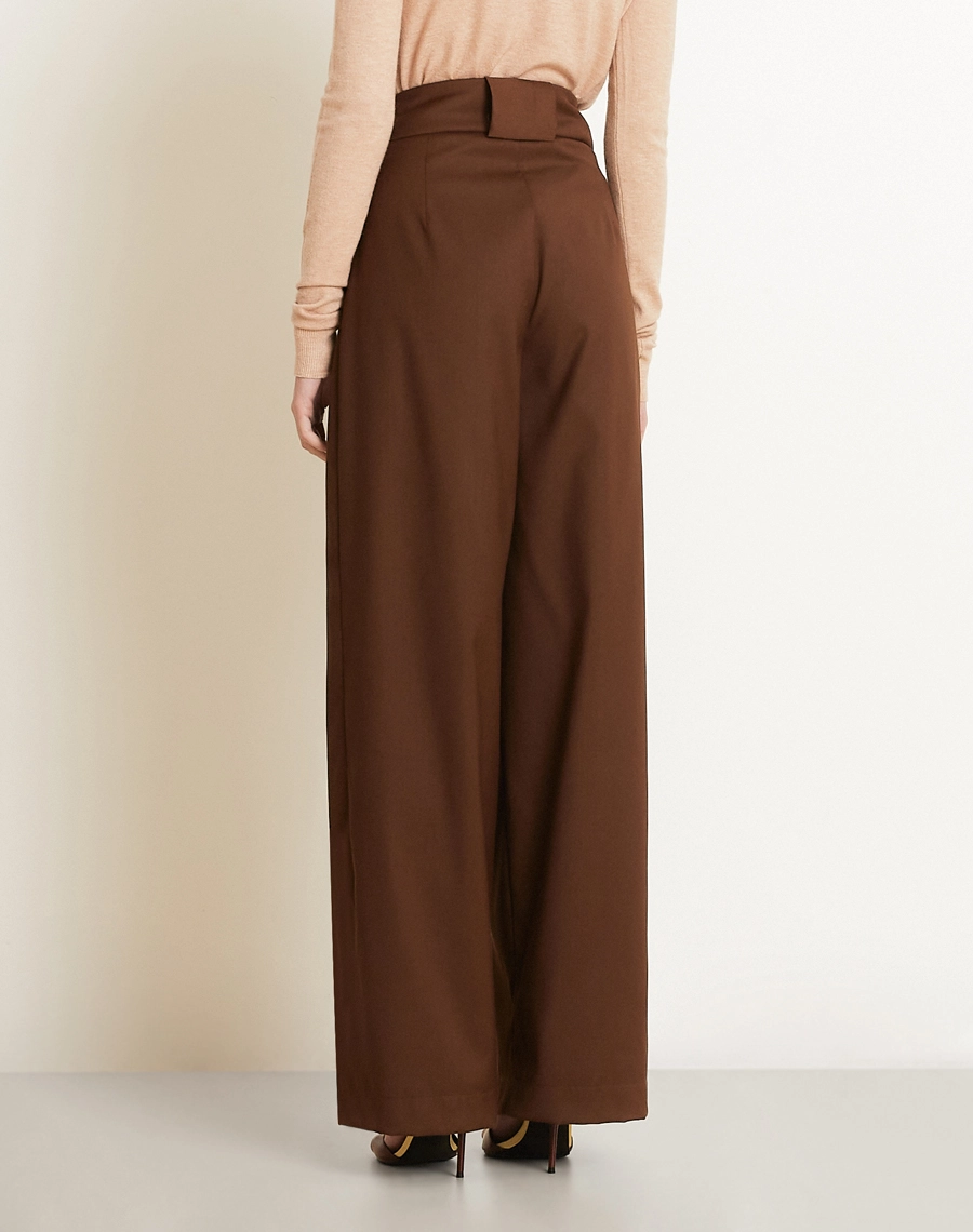 A Calça Daiane é confeccionada em alfaiataria de alta qualidade, com toque suave, estrutura leve e excelente caimento, proporcionando elegância sem abrir mão do conforto.