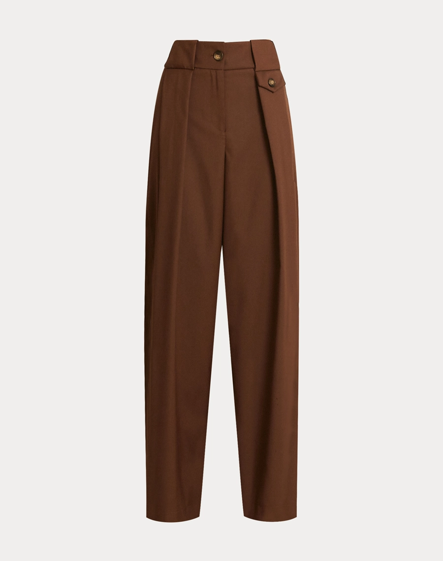 A Calça Daiane é confeccionada em alfaiataria de alta qualidade, com toque suave, estrutura leve e excelente caimento, proporcionando elegância sem abrir mão do conforto.