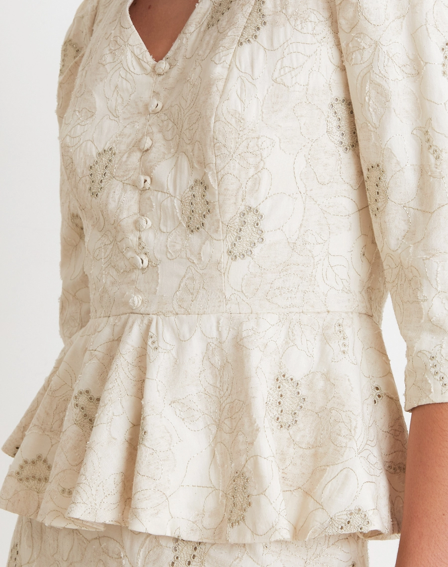 A Blusa Luna é confeccionada em algodão com toque macio e delicado, trazendo um visual romântico e sofisticado.