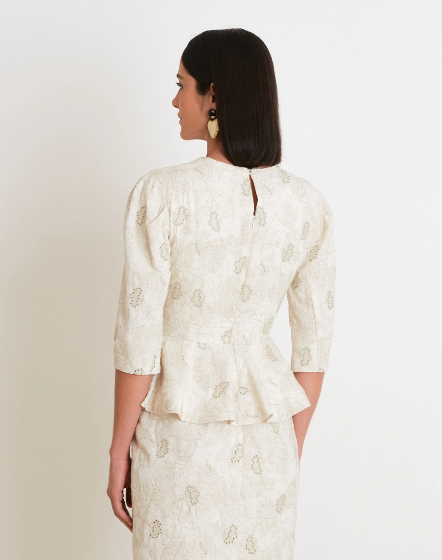 A Blusa Luna é confeccionada em algodão com toque macio e delicado, trazendo um visual romântico e sofisticado.