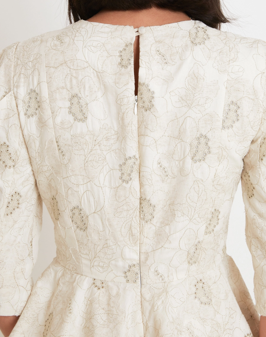 A Blusa Luna é confeccionada em algodão com toque macio e delicado, trazendo um visual romântico e sofisticado.