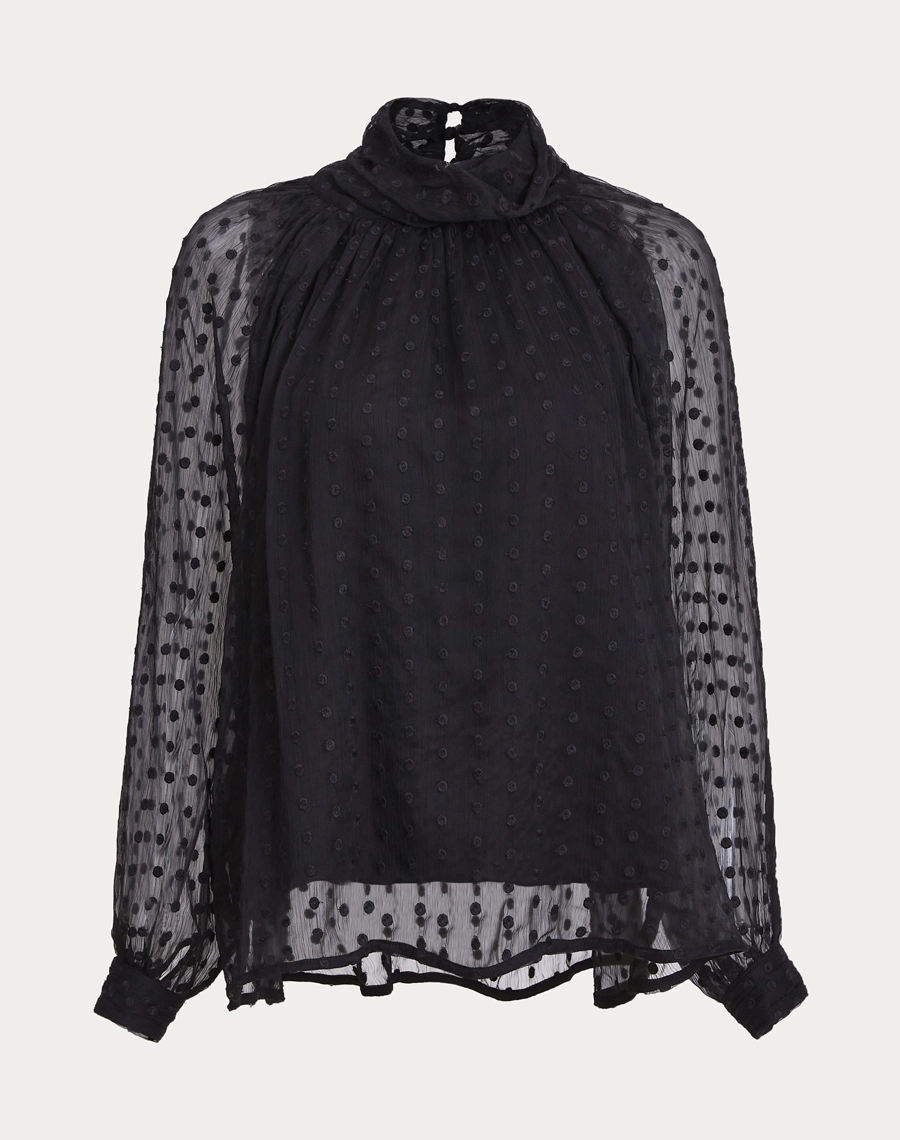 A Blusa Giseli é confeccionada em Youro bordado, tecido leve e sofisticado, com textura e aplicações delicadas que adicionam profundidade e riqueza ao visual.