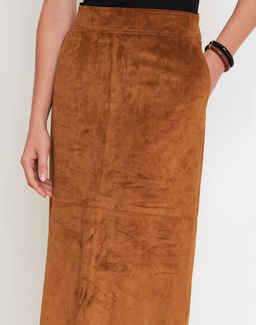 A Saia Midi dakota é confeccionada em Suede, tecido com toque aveludado e macio, que transmite sofisticação e conforto.