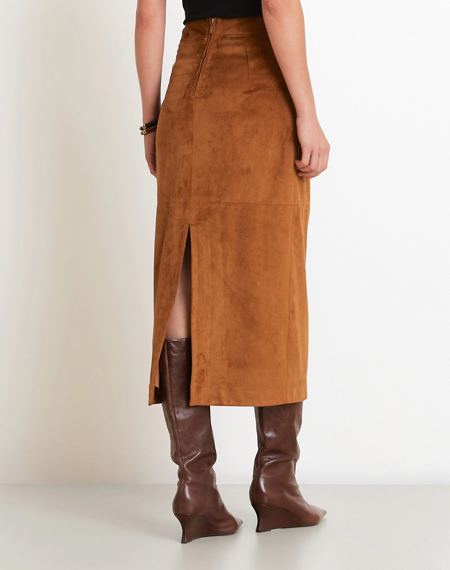 A Saia Midi dakota é confeccionada em Suede, tecido com toque aveludado e macio, que transmite sofisticação e conforto.