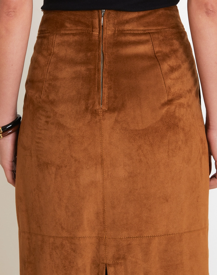 A Saia Midi dakota é confeccionada em Suede, tecido com toque aveludado e macio, que transmite sofisticação e conforto.