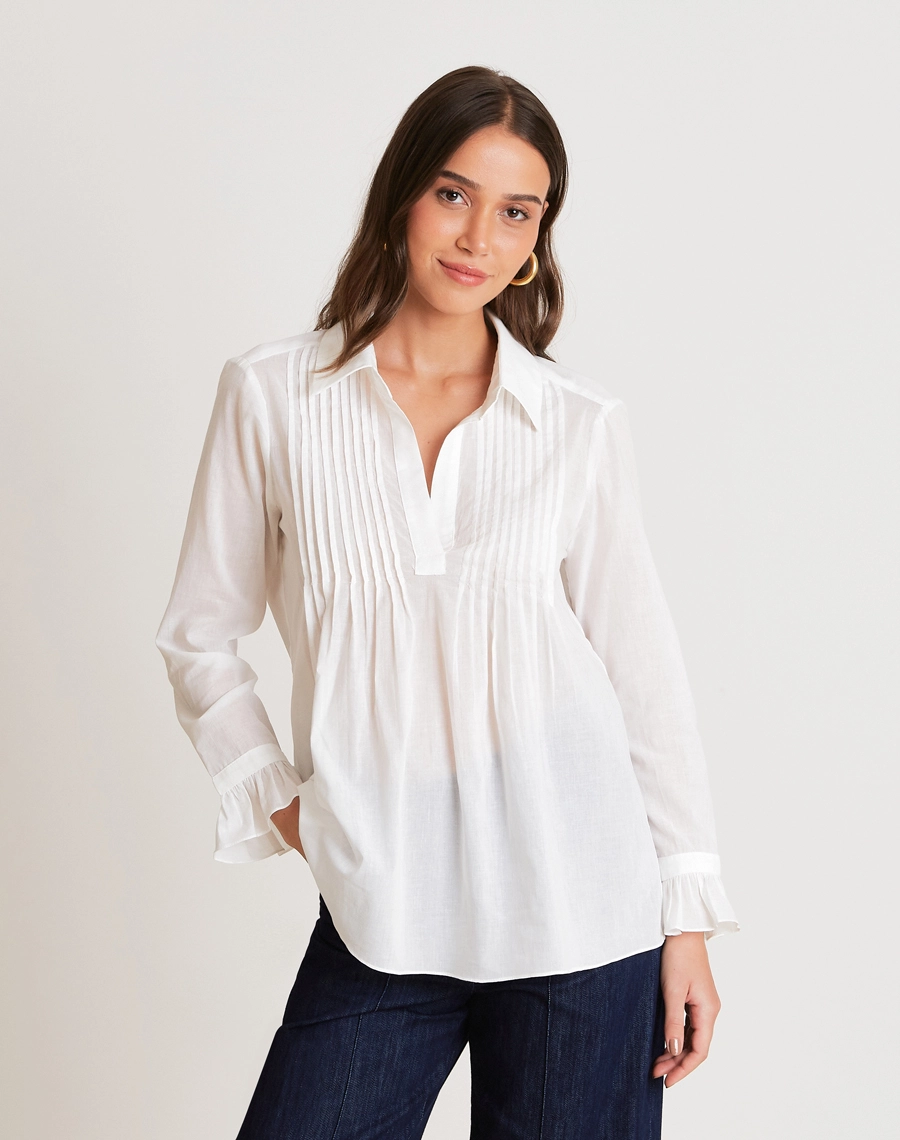 A Blusa Lua é confeccionada em Cambraia de algodão, um tecido leve, macio e altamente respirável, que proporciona frescor e conforto ao longo do dia. 