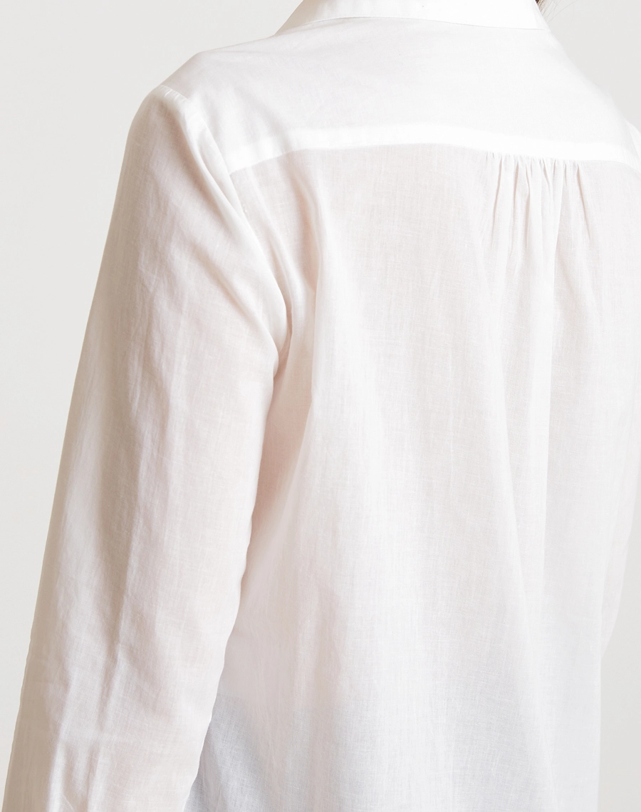 A Blusa Lua é confeccionada em Cambraia de algodão, um tecido leve, macio e altamente respirável, que proporciona frescor e conforto ao longo do dia. 