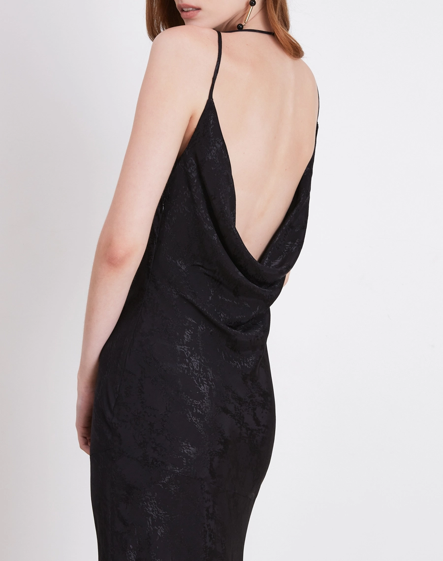 O Vestido Longo Judith é confeccionado em viscose Jacquard, um tecido leve, macio e com textura sofisticada em relevo que traz elegância sem perder o conforto. 
