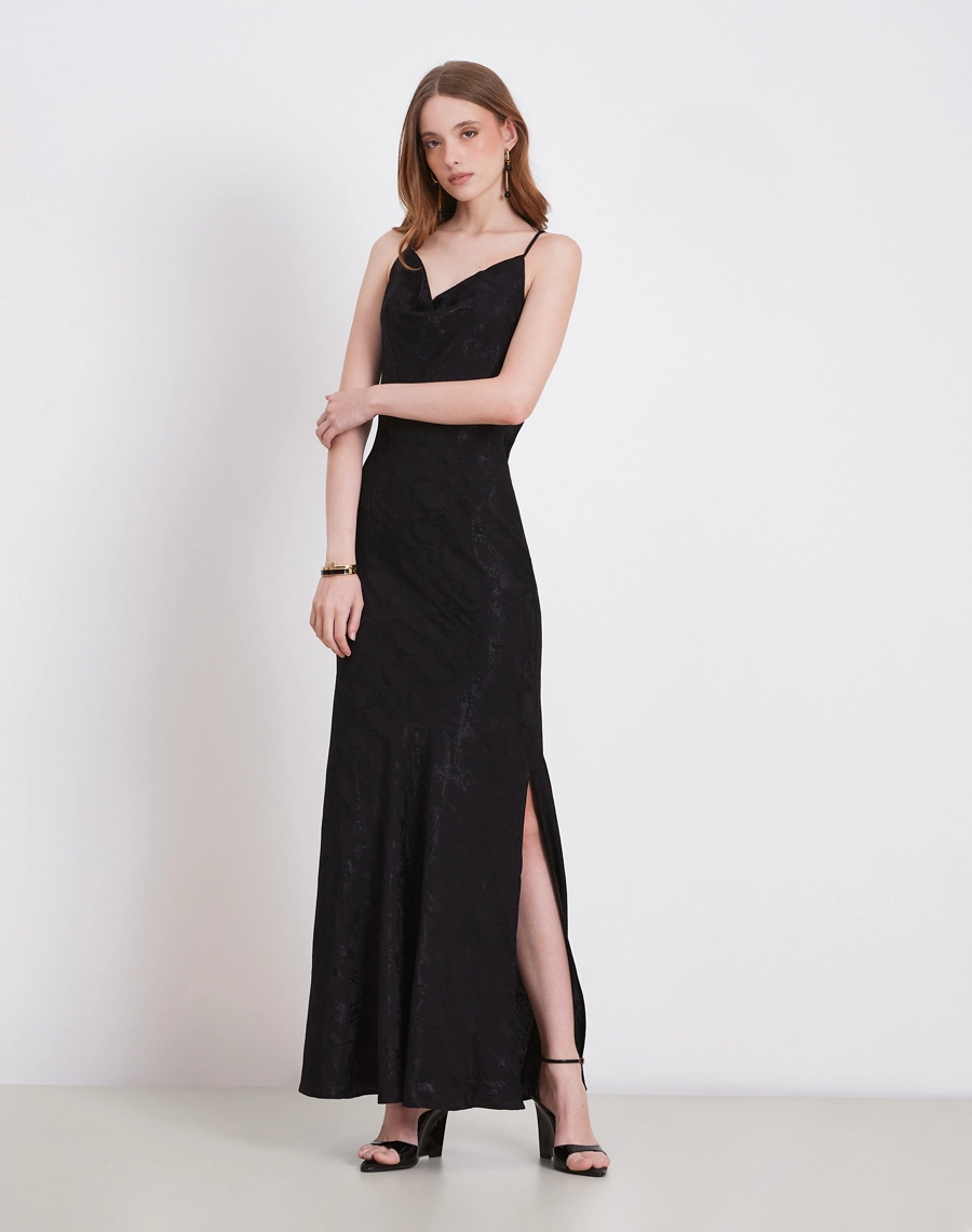 O Vestido Longo Judith é confeccionado em viscose Jacquard, um tecido leve, macio e com textura sofisticada em relevo que traz elegância sem perder o conforto. 