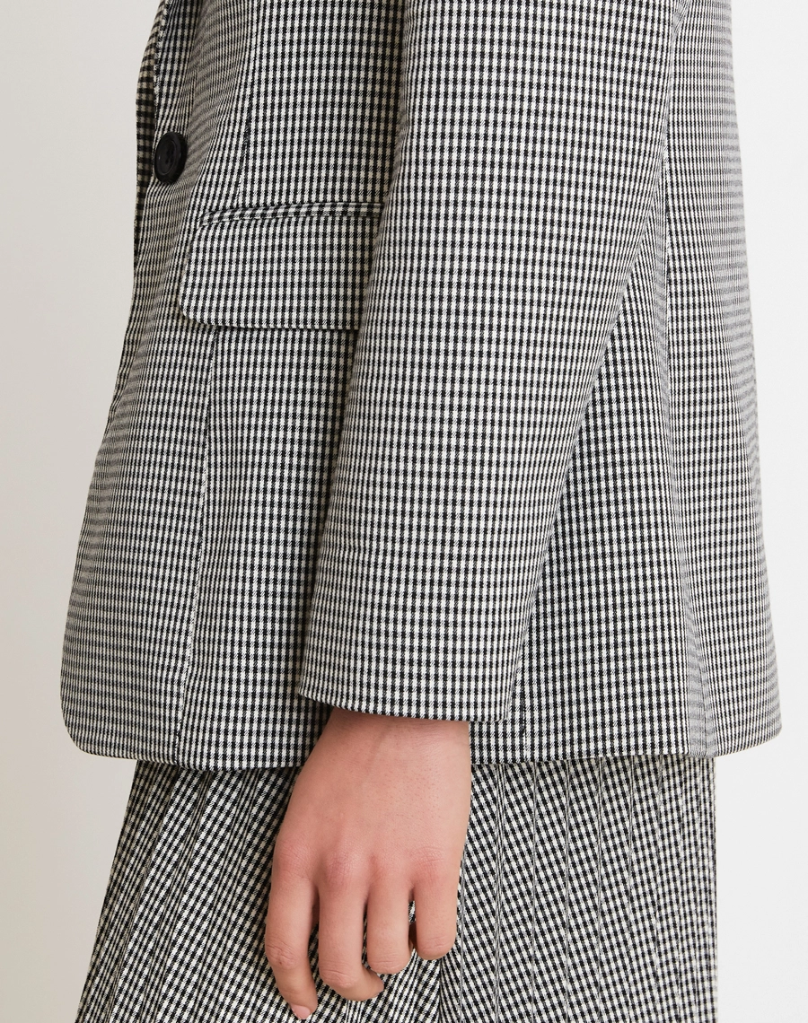 O Blazer Cristina é confeccionado em alfaiataria, tecido com estrutura leve e toque macio, com padronagem xadrez clássica que traz sofisticação e atemporalidade ao visual.

<BR/>
