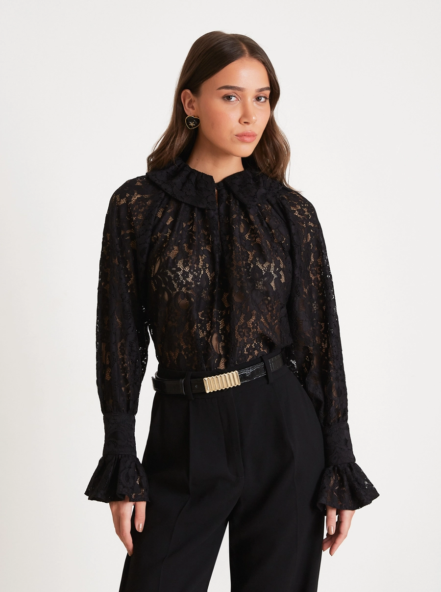 A Blusa Kate é confeccionada em renda delicada, tecido com desenho floral sofisticado e transparência elegante que valoriza a peça com leveza e feminilidade.