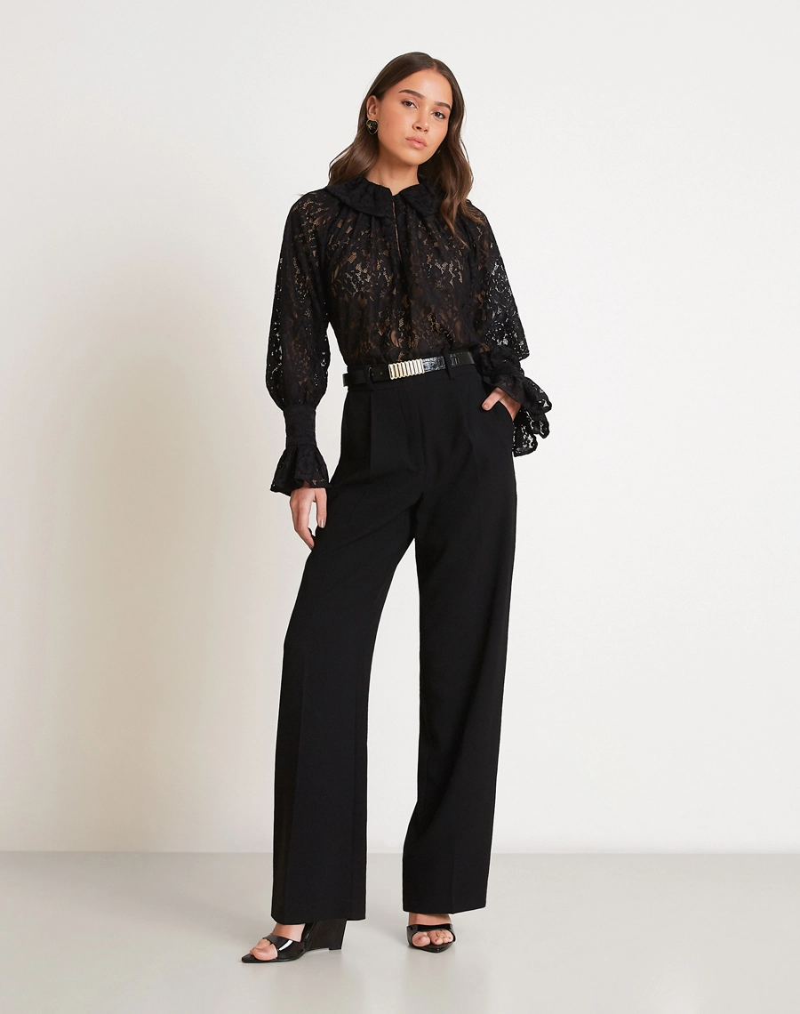 A Blusa Kate é confeccionada em renda delicada, tecido com desenho floral sofisticado e transparência elegante que valoriza a peça com leveza e feminilidade.