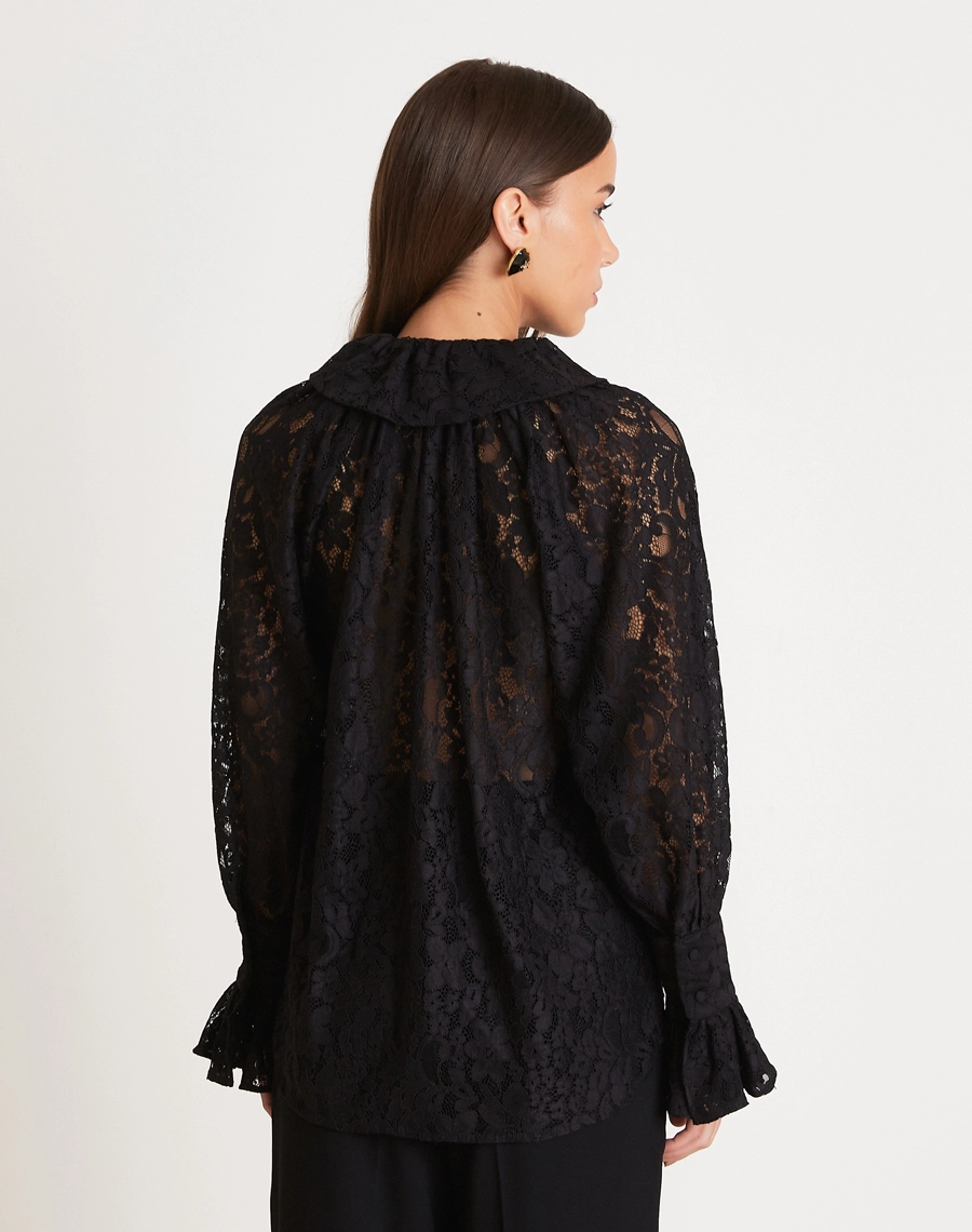 A Blusa Kate é confeccionada em renda delicada, tecido com desenho floral sofisticado e transparência elegante que valoriza a peça com leveza e feminilidade.