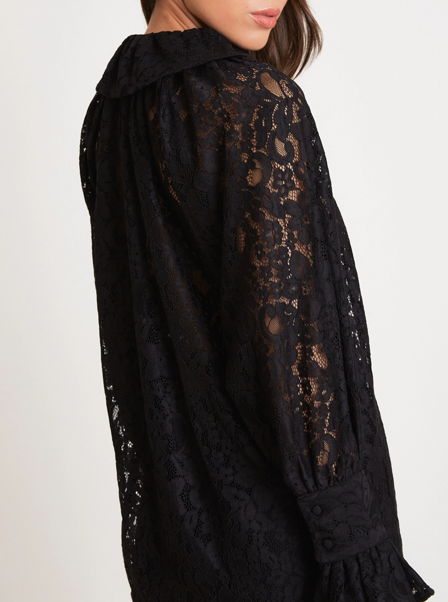 A Blusa Kate é confeccionada em renda delicada, tecido com desenho floral sofisticado e transparência elegante que valoriza a peça com leveza e feminilidade.