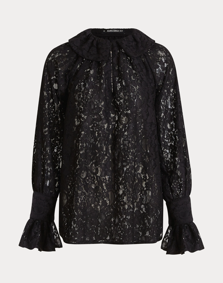 A Blusa Kate é confeccionada em renda delicada, tecido com desenho floral sofisticado e transparência elegante que valoriza a peça com leveza e feminilidade.