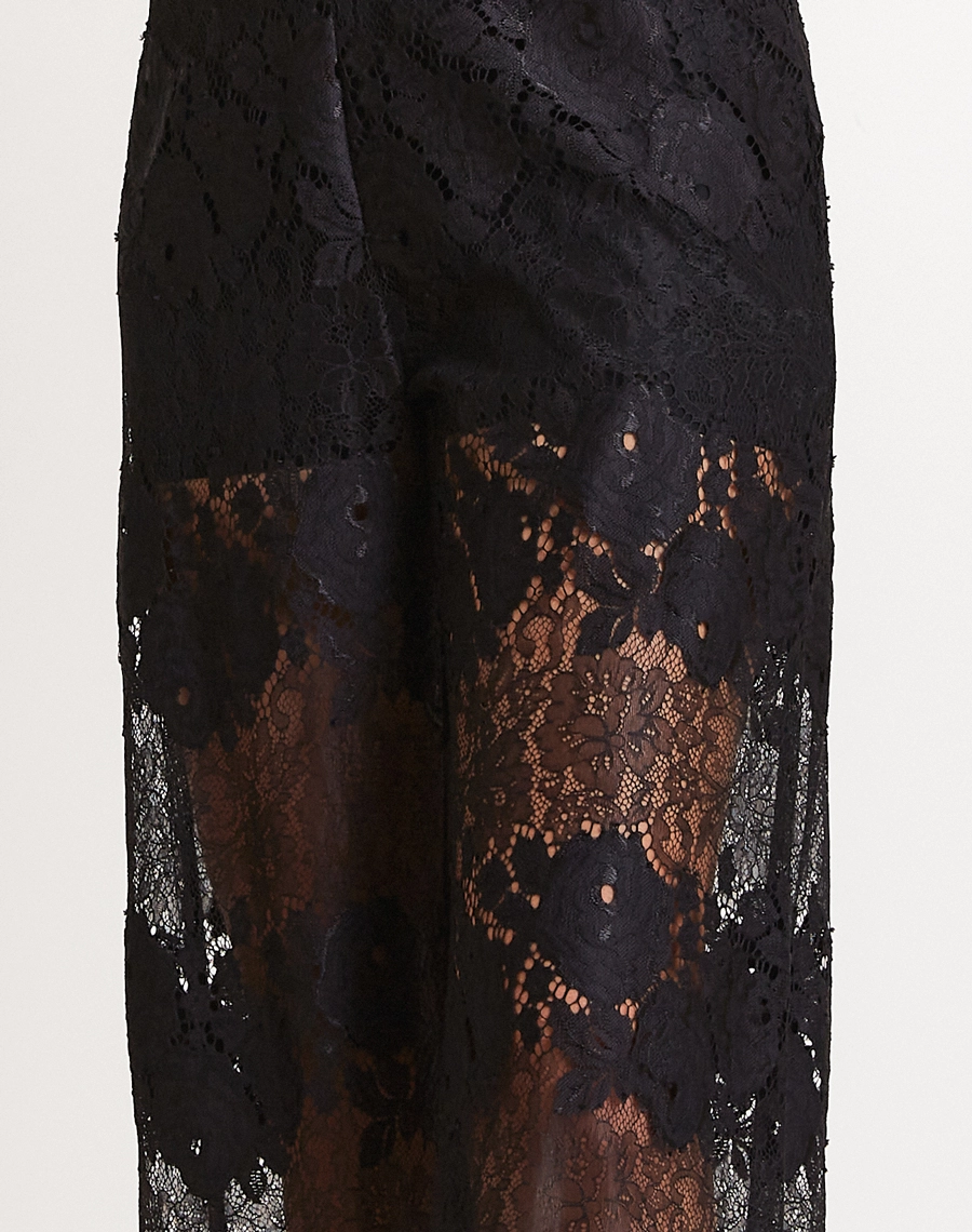 A Calça Malu é confeccionada em renda sofisticada, tecido com desenho floral marcante e transparência elegante que valoriza a peça com leveza e modernidade.