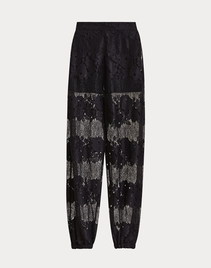 A Calça Malu é confeccionada em renda sofisticada, tecido com desenho floral marcante e transparência elegante que valoriza a peça com leveza e modernidade.