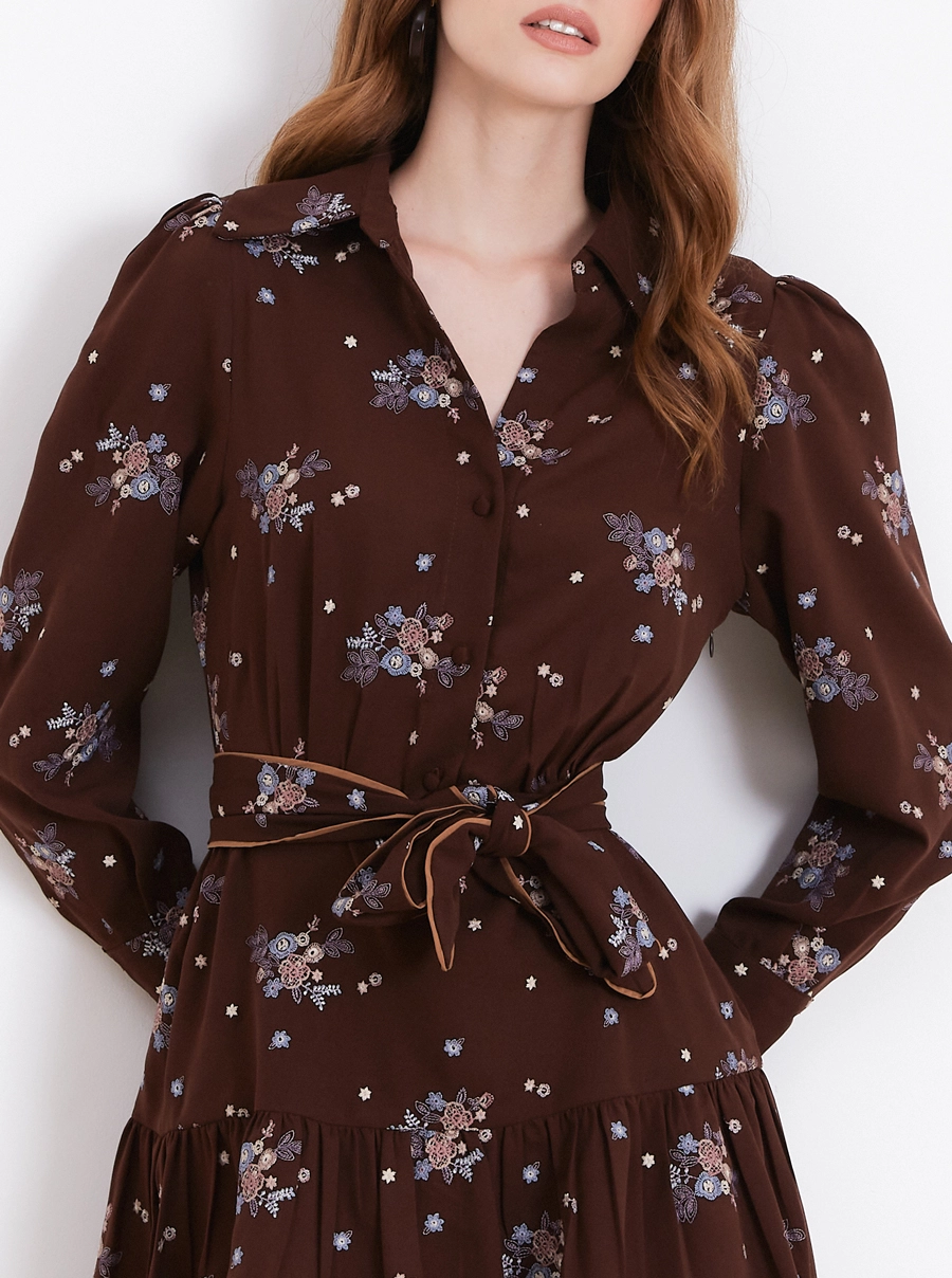 O Vestido Curto Laís é confeccionado em Crepinho bordado, um tecido leve, com toque macio e caimento fluido que proporciona movimento e conforto.