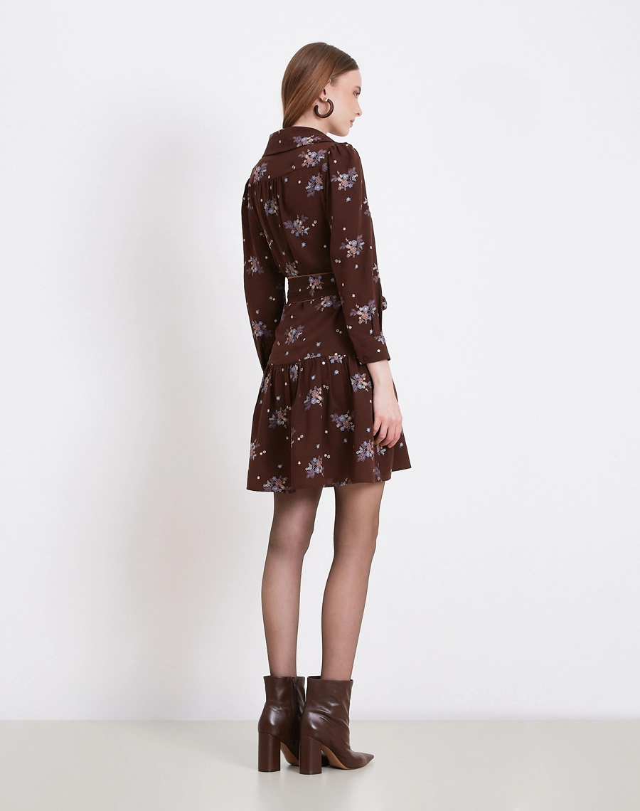 O Vestido Curto Laís é confeccionado em Crepinho bordado, um tecido leve, com toque macio e caimento fluido que proporciona movimento e conforto.
