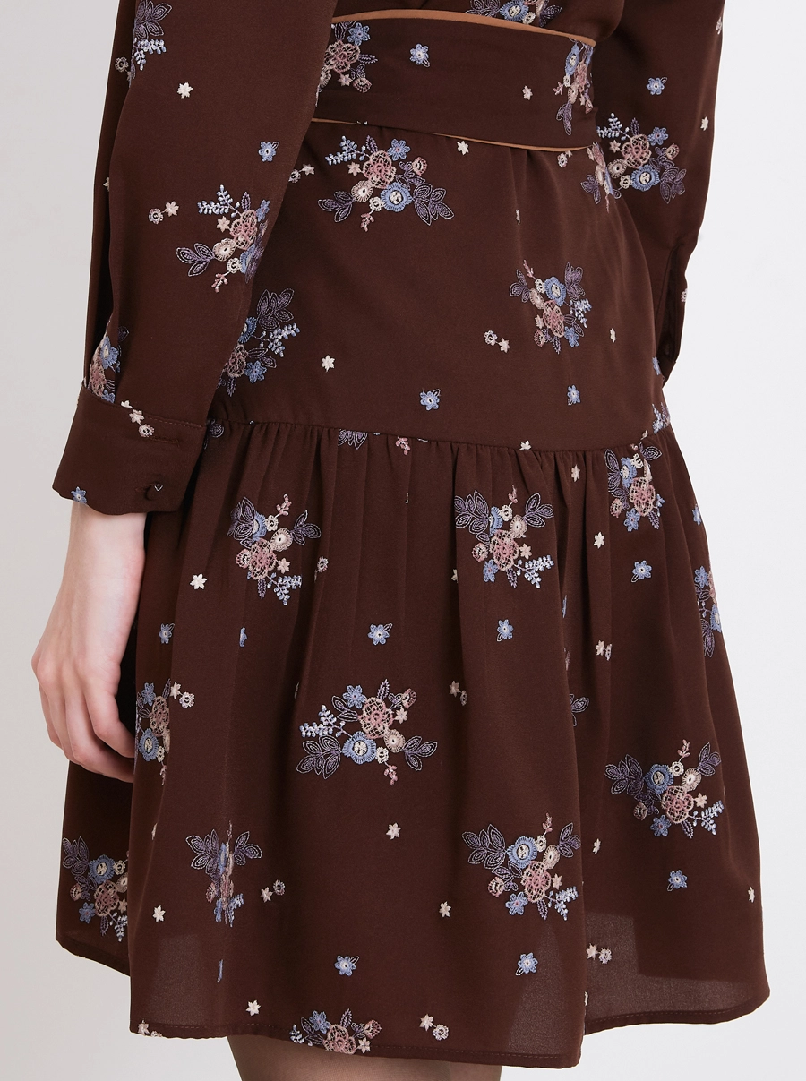O Vestido Curto Laís é confeccionado em Crepinho bordado, um tecido leve, com toque macio e caimento fluido que proporciona movimento e conforto.
