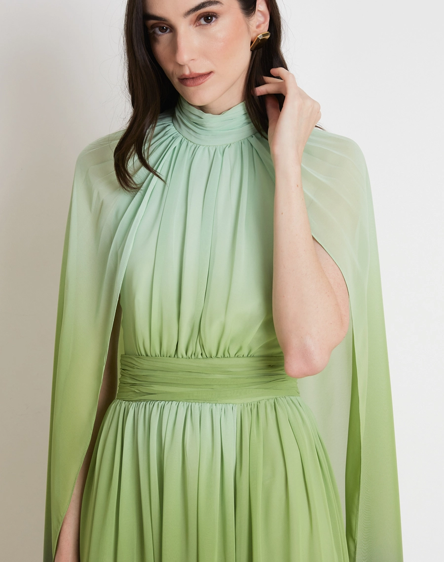 O Vestido Longo Cristina é confeccionado em Chiffon estampado com efeito degradê, um tecido leve e sofisticado que proporciona movimento fluido e delicado ao vestir