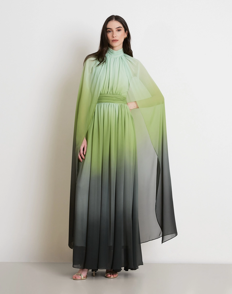 O Vestido Longo Cristina é confeccionado em Chiffon estampado com efeito degradê, um tecido leve e sofisticado que proporciona movimento fluido e delicado ao vestir