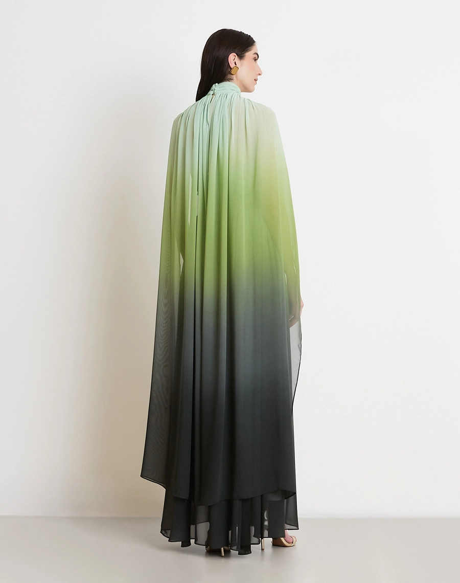 O Vestido Longo Cristina é confeccionado em Chiffon estampado com efeito degradê, um tecido leve e sofisticado que proporciona movimento fluido e delicado ao vestir