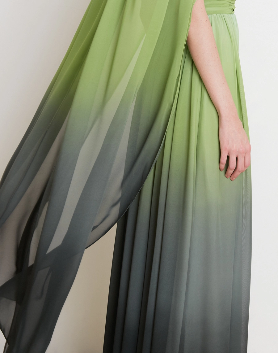 O Vestido Longo Cristina é confeccionado em Chiffon estampado com efeito degradê, um tecido leve e sofisticado que proporciona movimento fluido e delicado ao vestir