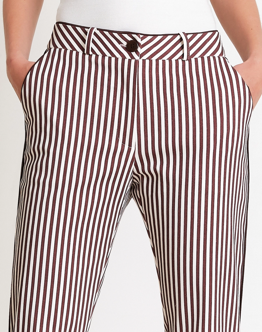 A Calça Antonia é confeccionada em Cotton listrado, tecido com toque macio e confortável, com leve elasticidade que proporciona liberdade de movimento e ótimo caimento.
