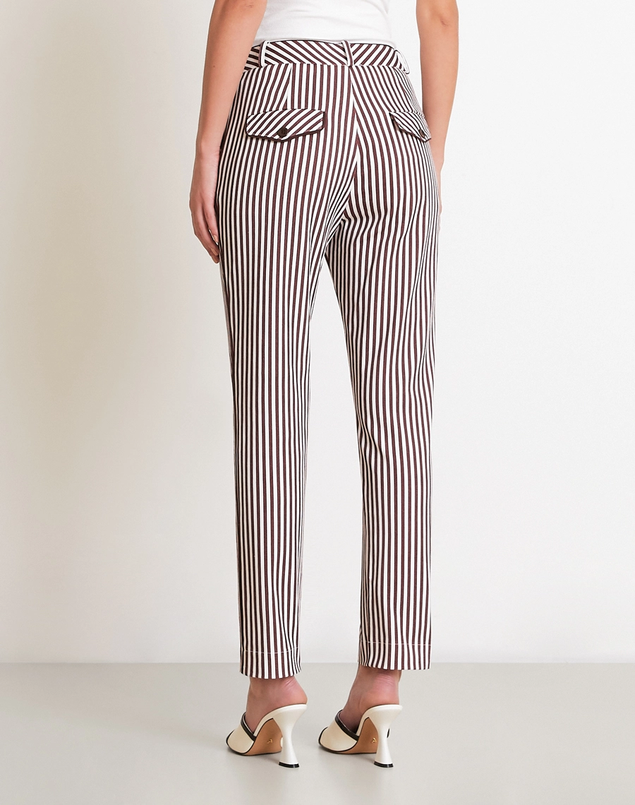 A Calça Antonia é confeccionada em Cotton listrado, tecido com toque macio e confortável, com leve elasticidade que proporciona liberdade de movimento e ótimo caimento.