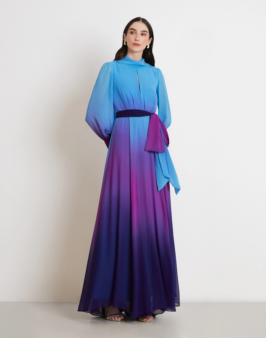 O Vestido Aurora é confeccionado em Chiffon estampado com efeito degradê, tecido com toque suave e caimento elegante, criando um visual sofisticado.