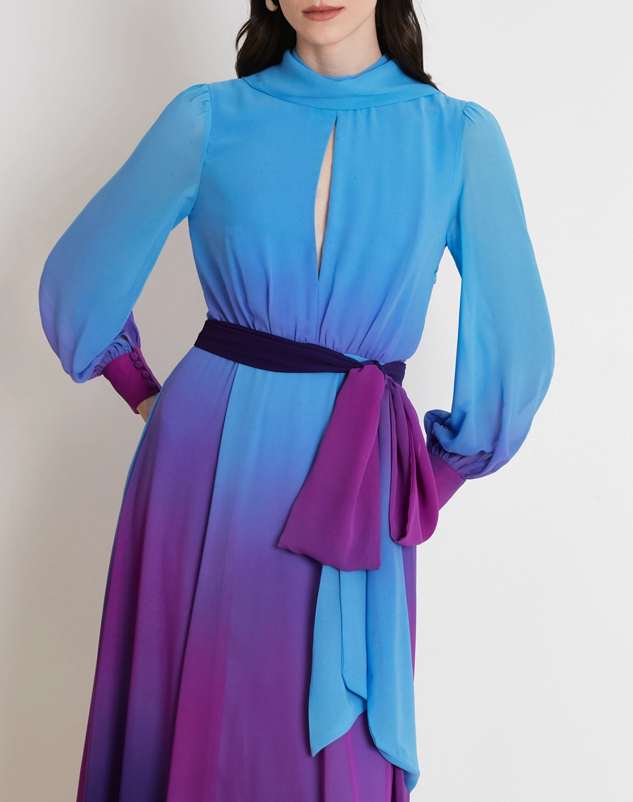 O Vestido Aurora é confeccionado em Chiffon estampado com efeito degradê, tecido com toque suave e caimento elegante, criando um visual sofisticado.