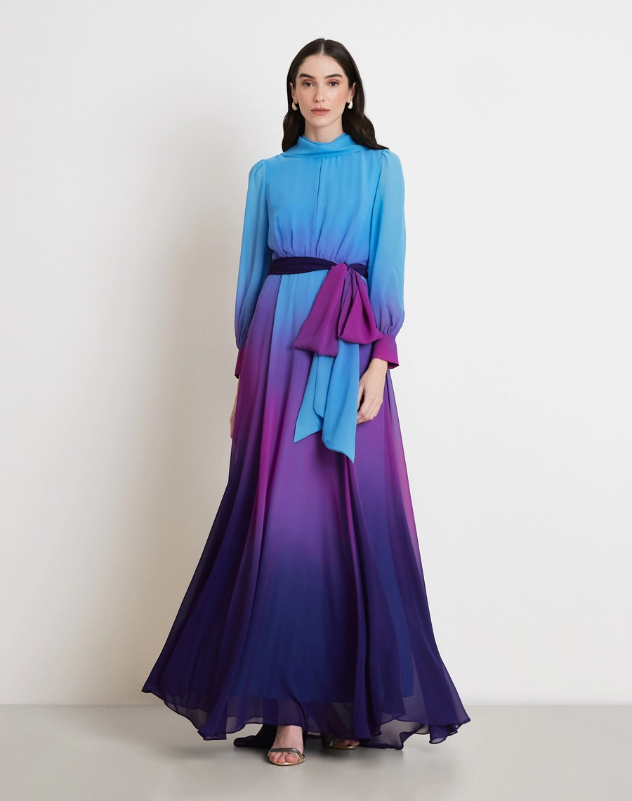 O Vestido Aurora é confeccionado em Chiffon estampado com efeito degradê, tecido com toque suave e caimento elegante, criando um visual sofisticado.