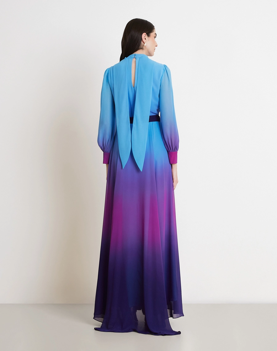 O Vestido Aurora é confeccionado em Chiffon estampado com efeito degradê, tecido com toque suave e caimento elegante, criando um visual sofisticado.