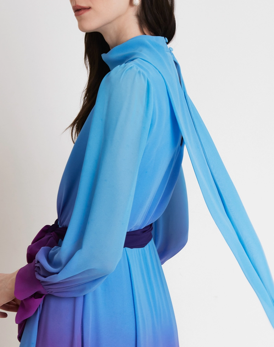 O Vestido Aurora é confeccionado em Chiffon estampado com efeito degradê, tecido com toque suave e caimento elegante, criando um visual sofisticado.