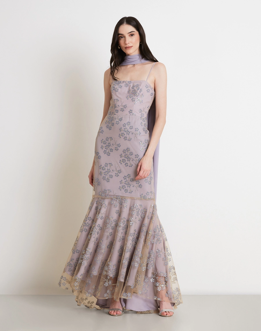O Vestido Longo Jade é confeccionado em tule bordado com aplicações delicadas e acabamento refinado, possui leve transparência, textura sofisticada e brilho sutil.<BR/>